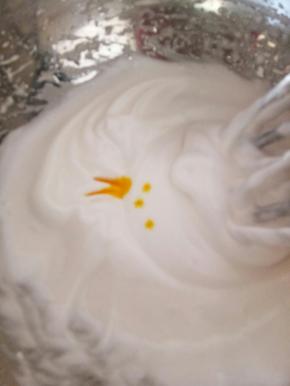 加入你喜欢的色素，用电动打蛋器打匀