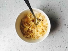 菠萝果酱和椰蓉一起拌匀