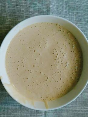 香蕉、牛奶、鸡蛋一起放入破壁机，打开蔬果键打成糊(如果没有破壁机可以用勺子碾碎香蕉再混合鸡蛋和牛奶就可以了，我比较懒直接用破壁机打的)