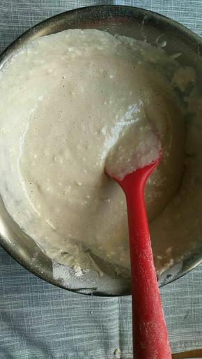 面粉分次加入刚才的香蕉糊并切拌均匀，调成较稀的面糊，注意不要搅拌以免起筋。