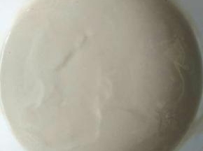 面糊过筛，使其细腻