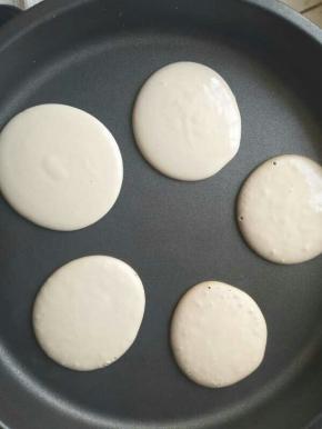 不粘锅调至中小火，拿一勺面糊快速倒入锅内这个动作要快，不要拖拉以免做成的饼成波浪形