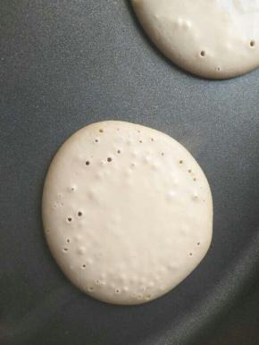 慢煎大约二三分钟，至面糊表面布满泡泡，晃动锅时饼能在滑动的时候就可以翻面了，翻面后大约烙一分钟就可以出炉(注意这个一定不要偷看，偷看花色好看了没有，容易导致上色不均，影响美观)