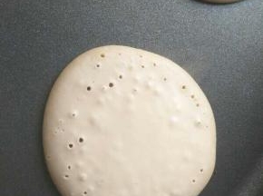 慢煎大约二三分钟，至面糊表面布满泡泡，晃动锅时饼能在滑动的时候就可以翻面了，翻面后大约烙一分钟就可以出炉(注意这个一定不要偷看，偷看花色好看了没有，容易导致上色不均，影响美观)