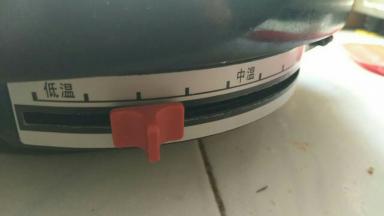 我用的电煎锅在这个温度，其实不沾锅都可以的如果没有不粘锅锅内抹油也是可以的