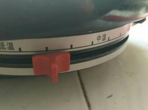 我用的电煎锅在这个温度，其实不沾锅都可以的如果没有不粘锅锅内抹油也是可以的