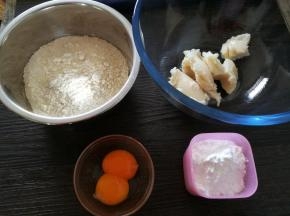 准备好所用原料，泡打粉、苏打粉、淀粉、中筋面粉混合过筛。