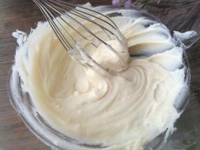 无水容器放入猪油，用手动打蛋器打至顺滑。