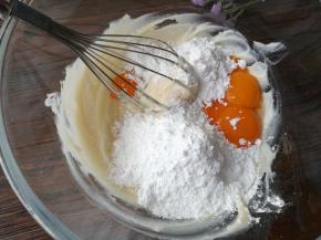 加入糖粉和鸡蛋。