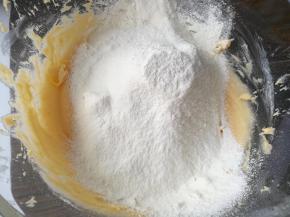 倒入过筛粉类。