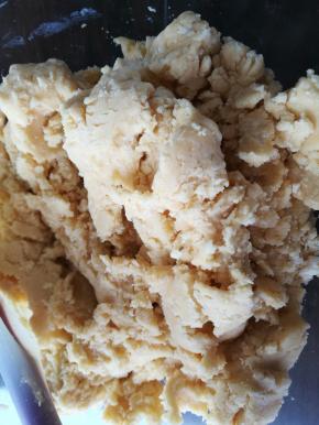 用刮刀翻拌均匀，拌好的面团应是松散的。