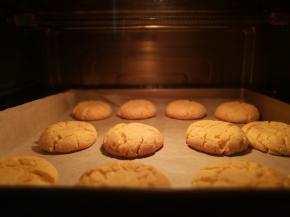 烘烤十分钟后，取出烤盘，用刮刀顶部在桃酥中间戳个洞，动作要快点。普通烤箱提前预热200度中层，烘烤25分钟左右出炉。