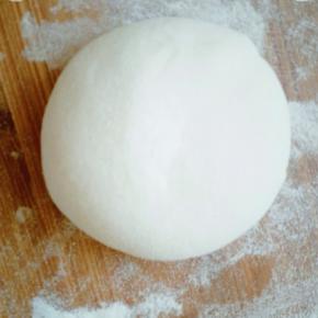 面粉倒入面盆。用筷子边搅动面粉边倒入热水。等感觉差不多了，用手沾凉水揉面到光滑，然后密封醒发一小时(这个相对来说醒发时间长点，会更容易操作)