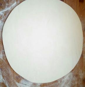 面团分成几份，取其中一份，在不擀破的情况下越薄越好。(这个分成几份可根据自家锅的大小自由掌握)