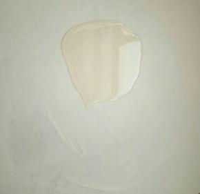 饼胚淋油抹匀然后撒盐，喜欢的可以撒点小葱