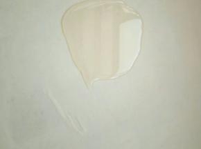 饼胚淋油抹匀然后撒盐，喜欢的可以撒点小葱