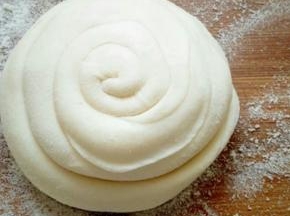 从一头边抻长边卷起来，最后尾部放在下边压好