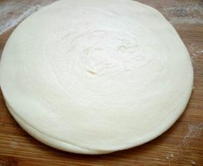 然后擀开，厚薄可以根据自己喜欢