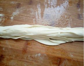 从一边卷起来后从一头盘起收尾朝下，然后擀开按照上边步骤烙就好了