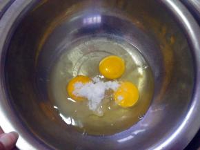 鸡蛋加糖打入无水无油的盆中；