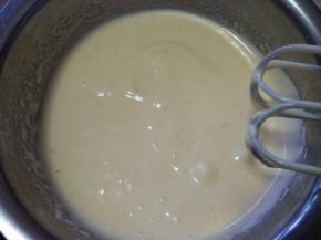 隔温水（约40度）用电动打蛋器打发至提起打蛋头划8字纹路不会立即消失；
烤箱170度预热；