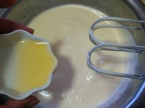 加入玉米油，边加边用打蛋器低速混合均匀；