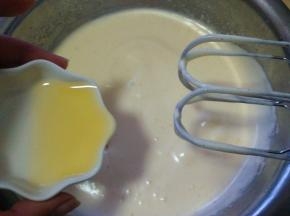 加入玉米油，边加边用打蛋器低速混合均匀；
