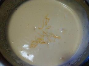 加入蜂蜜，边加边用打蛋器低速混合均匀；