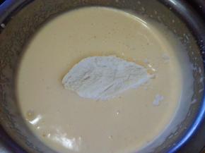 加入过筛的低筋面粉，用搅拌刀翻拌均匀；