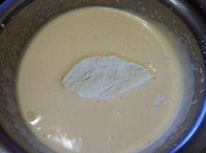 加入过筛的低筋面粉，用搅拌刀翻拌均匀；