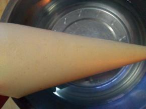 搅拌好的蛋糕糊装入裱花袋中；