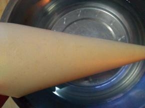 搅拌好的蛋糕糊装入裱花袋中；