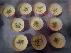 挤入纸杯约七分满，表面撒白芝麻；