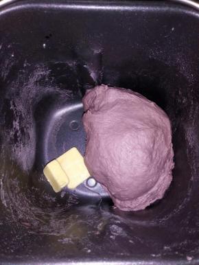 将材料依红酒、盐、糖、粉、酵母的顺序放到面包机内，揉面15分钟后加入黄油