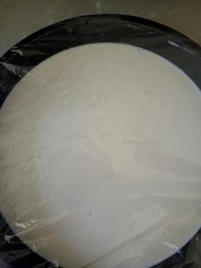 将麻薯的材料混合（除黄油），盖上保鲜膜，入锅蒸15分钟（用的披萨盘，所以很快），大家尽量用面积大的容器