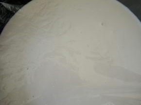 将麻薯的材料混合（除黄油），盖上保鲜膜，入锅蒸15分钟（用的披萨盘，所以很快），大家尽量用面积大的容器