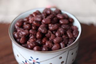 煮好红豆，煮红豆方法可以用高压锅，也可以泡一夜，在燃气灶煮熟，各种方法煮熟就可以，煮的时候稍微加点糖。