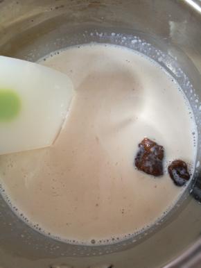 牛奶加红糖放入奶锅，然后做燃气灶小火加热至红糖融化，关火，放凉备用。