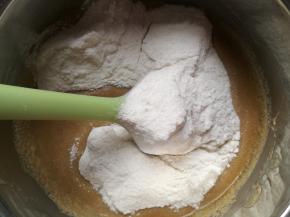 放凉后加入糯米粉，搅拌均匀。