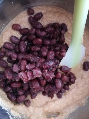 加入煮好的蜜红豆，拌匀。