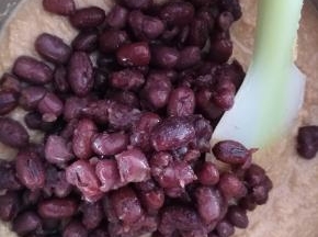 加入煮好的蜜红豆，拌匀。