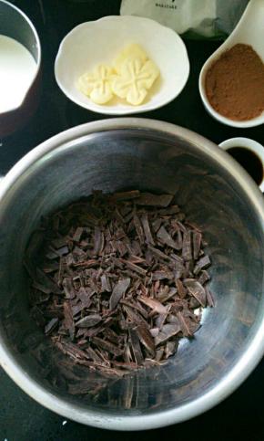 巧克力大的话像我这样切碎，放进大点的容器里