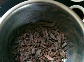 巧克力大的话像我这样切碎，放进大点的容器里