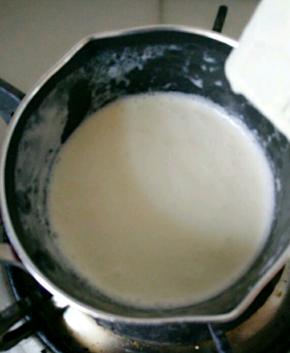 淡奶油放不占奶锅加热至沸腾