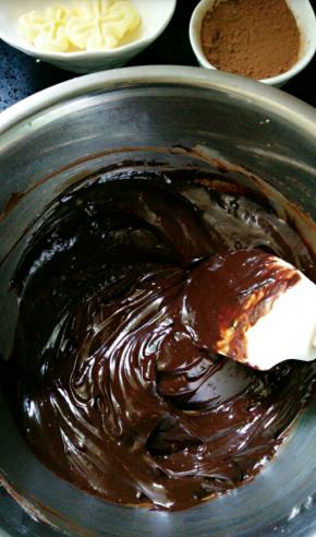 分次倒进巧克力里，用刮刀搅拌至顺滑