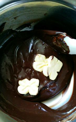 放进软化好的黄油，搅拌至黄油融化