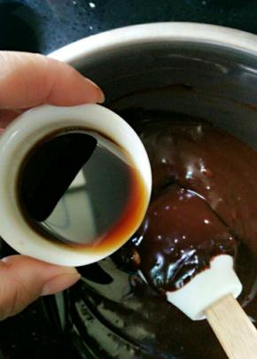 倒进咖啡酒，拌匀