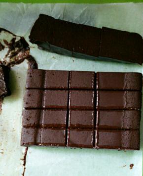 冷藏以后拿出来脱模，用刀切成块状，或者用手搓圆都可以，刀切的时候最好沾点热水