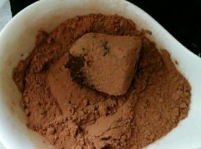 用筷子捡起一块放进可可粉里，均匀的裹上一层可可粉