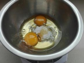鸡蛋，糖，蜂蜜同时放入盆中